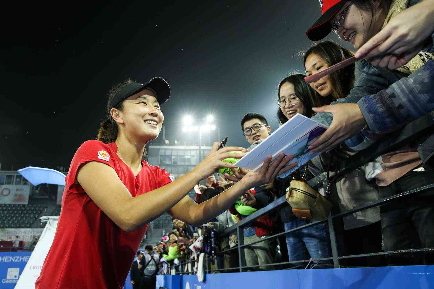 Chinese fans applaud Serena Williams' Davis Cup teammate Peng Shuai